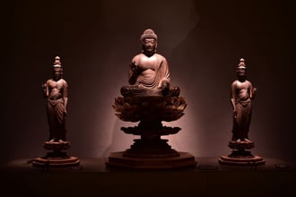 かんなみ仏の里美術館 阿弥陀三尊像(黒背景) (002)