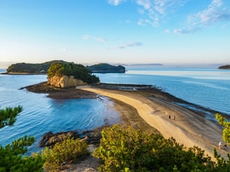 干潮時に現れる神秘的なエンジェルロード(砂の道)