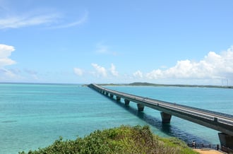 エメラルドに輝く海の上を爽快にドライブしよう!