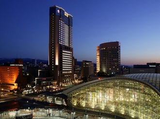 ホテル日航金沢_外観(金沢駅夜)