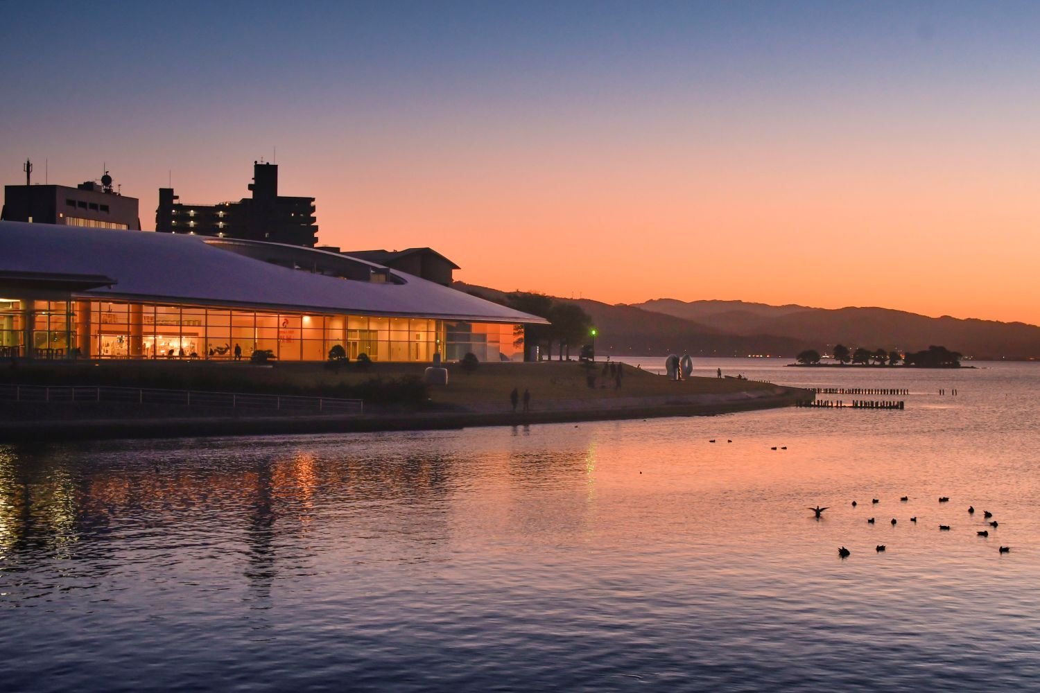 夕暮れの宍道湖と島根県立美術館