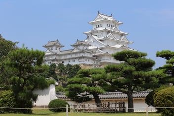 約400年前に築かれた木造建築が、今も当時の姿のまま残る世界遺産の名城。
白鷺が羽を広げたように優美な姿から、「白鷺城」の愛称で親しまれています。
五層七階の大天守を中心に、小天守や櫓が連なる姿は壮観そのもの。
城内では、美しく組まれた石垣や迷路のような通路など、戦国時代の知恵を随所に感じられます。