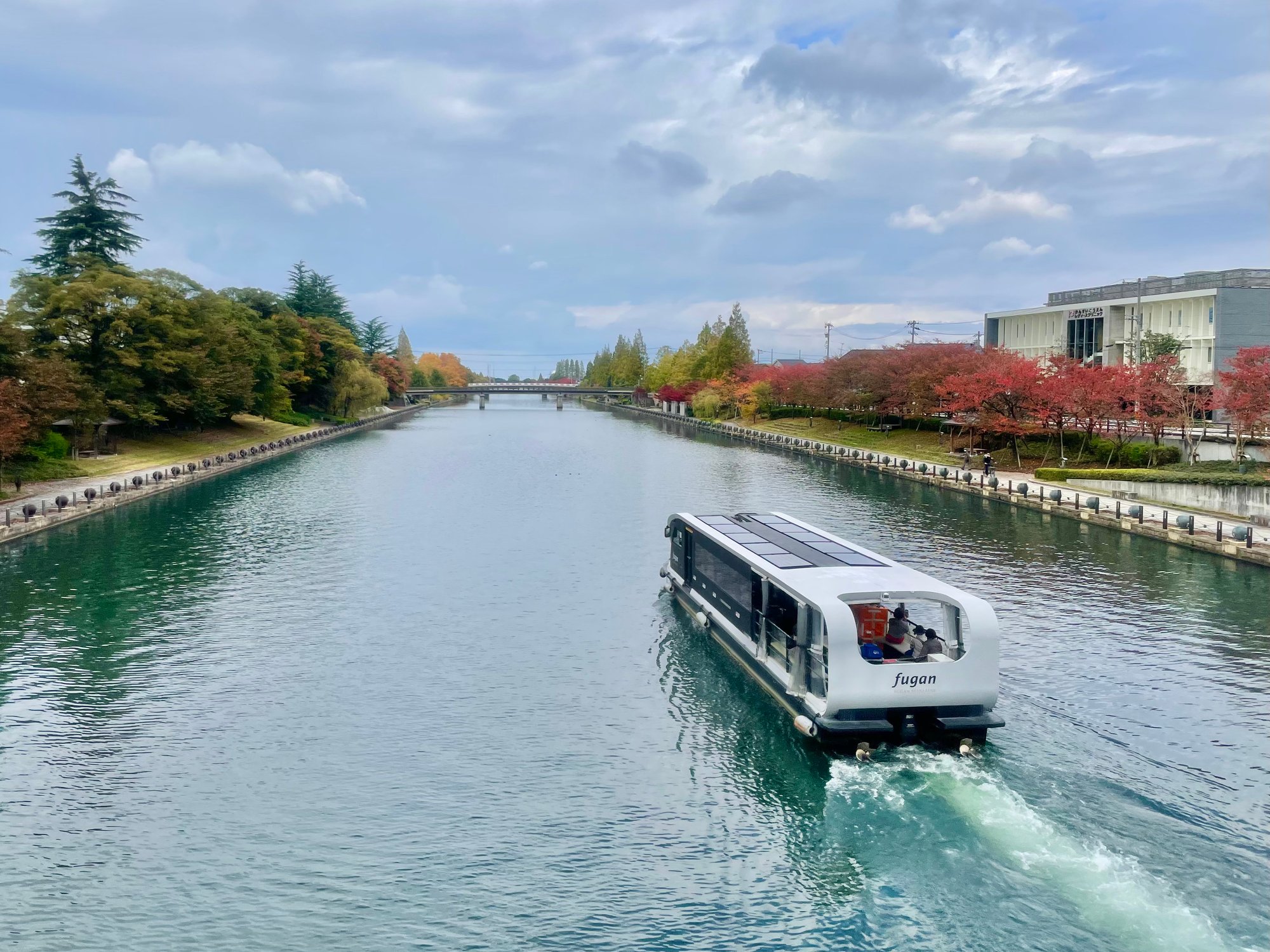富岩水上ライン2©(公社)とやま観光推進機構