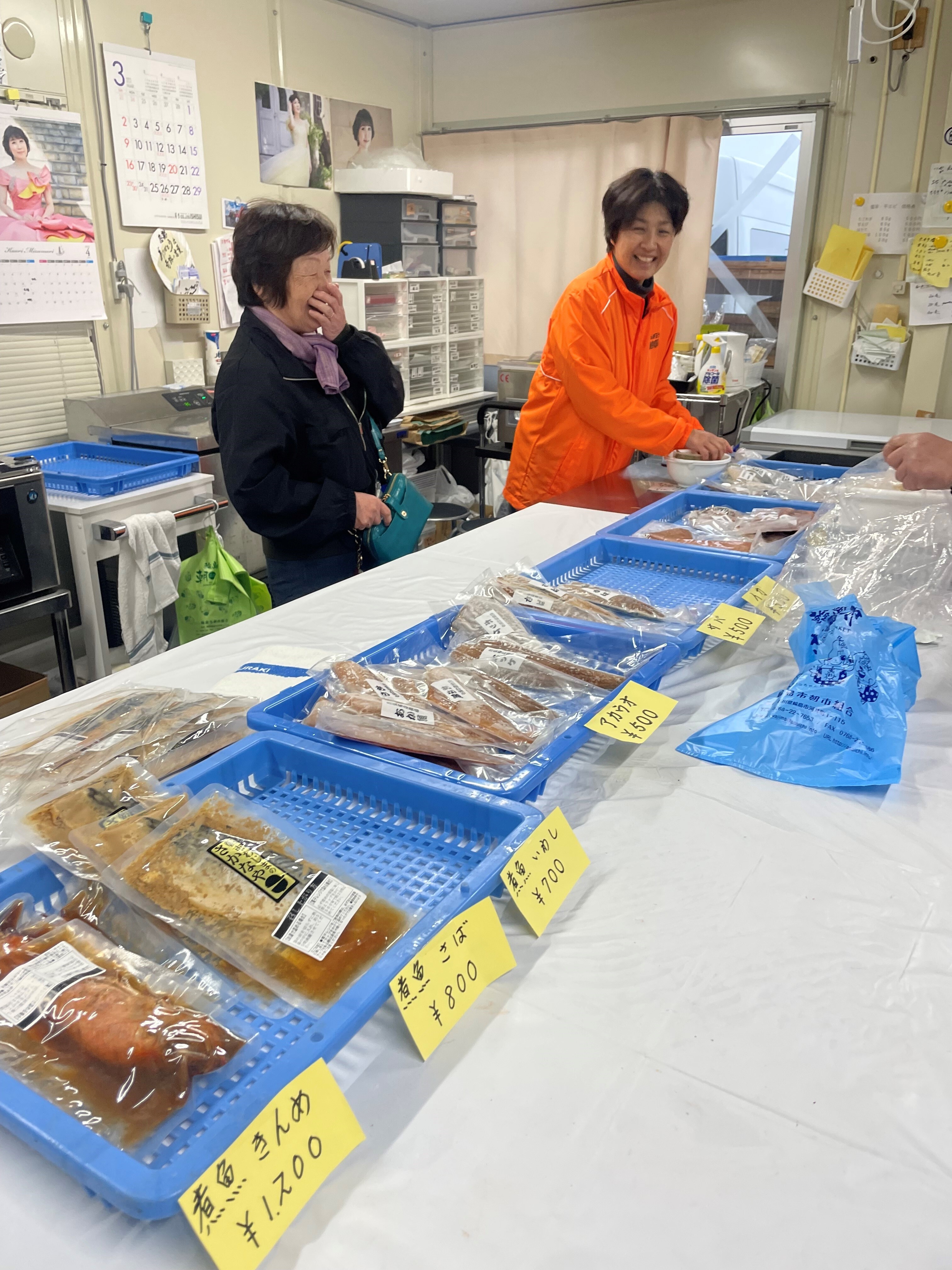 朝市お母さんとの触れ合い