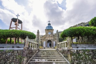 1軒をのぞいて皆キリシタンだったという頭ヶ島。五島崩れの時、信徒は牢から全員逃げ出して島を離れ、迫害が終わってからこの地に戻ってきた。頭ヶ島天主堂は、鉄川与助の設計施工によって建設され、近くの石を切り出して、1919年に完成し、コンパス司教により祝別・献堂された。2001年に国の重要文化財に指定。世界文化遺産「長崎と天草地方の潜伏キリシタン関連遺産」の構成資産「頭ヶ島の集落」にある石造りの天主堂。