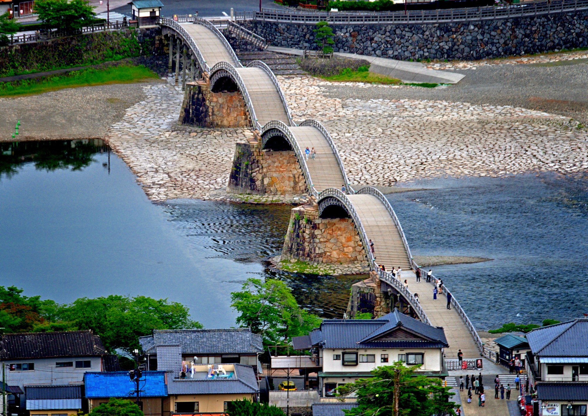 日本三名橋の1つに数えられる全長約200mの美しい五連アーチの木造橋。
このような形の木橋は世界でも非常に珍しく、木だけで美しい曲線を描く構造美が最大の見どころです。
橋脚（きょうきゃく）も石組みで、強度と美しさを兼ね備えています。