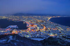 函館山の山頂から街を見下ろす、一度は訪れたい函館の夜景