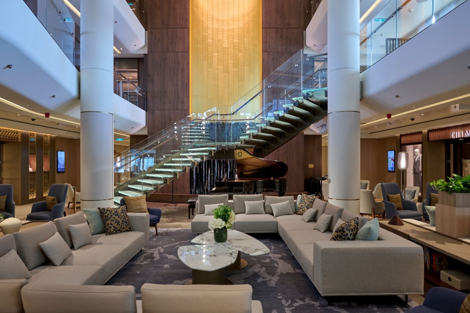 アスカプラザ＆レセプション　飛鳥Ⅲの中心となる3層吹き抜けのメインアトリウム。蒔絵の室瀬和美氏による壮大な漆芸作品が鎮座する