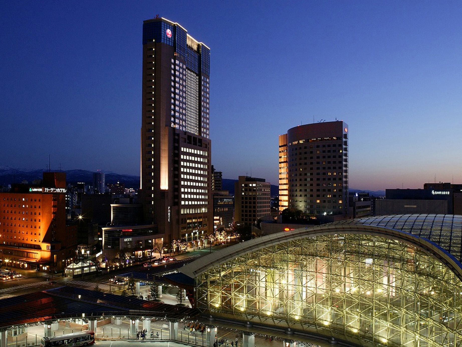 ホテル日航金沢_外観(金沢駅夜)