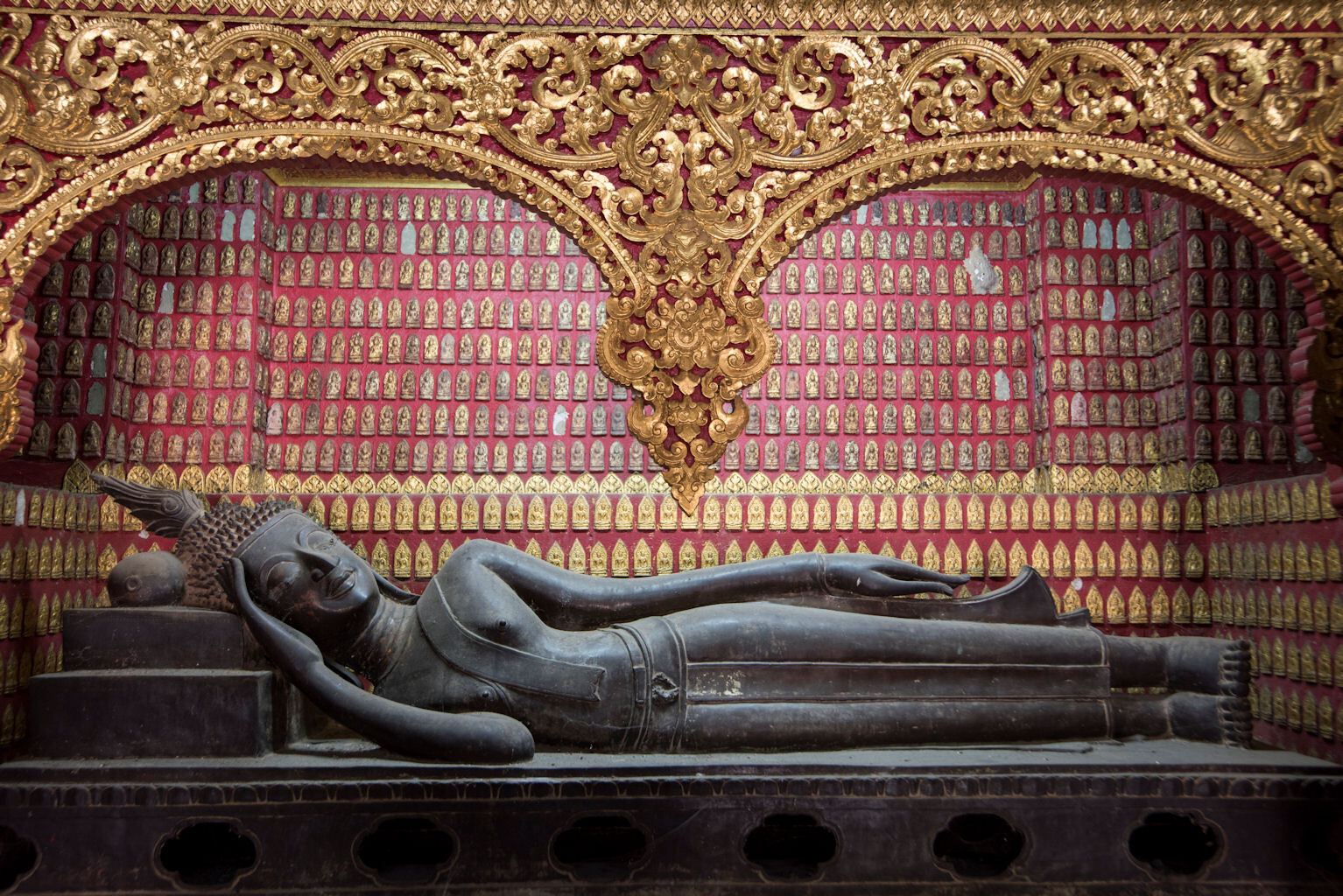 ワット・シェントーン赤堂(寝仏)
