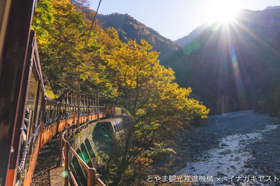 黒部峡谷鉄道©(公社)とやま観光推進機構