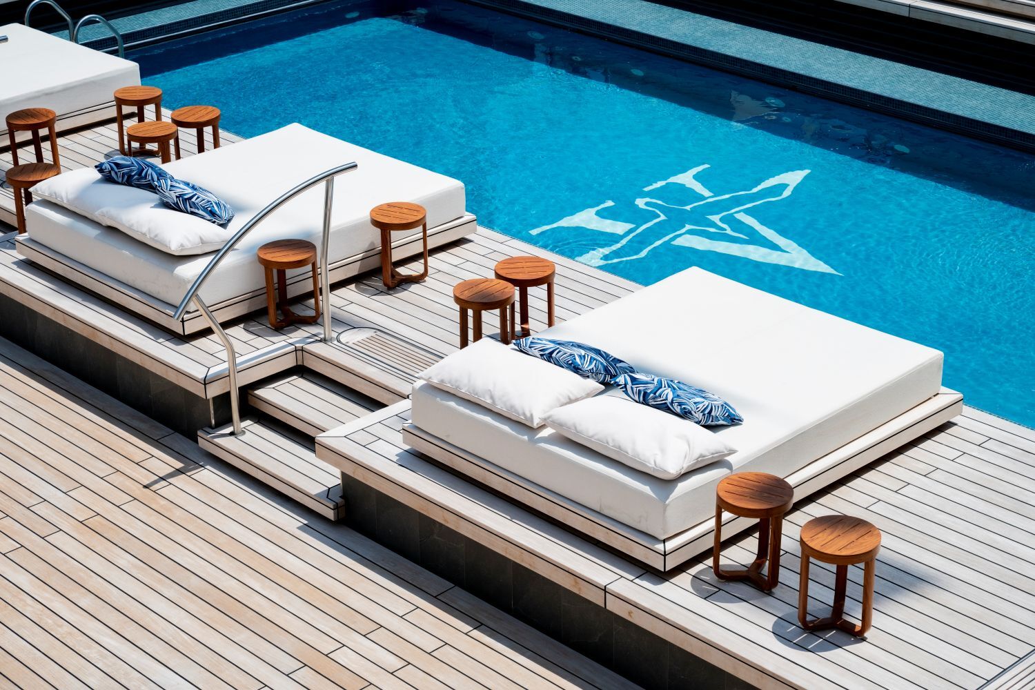 アルバトロプール　非日常の世界が広がる洋上のプール　木目のう通k氏里ウォールグリーンが癒しを演出します。