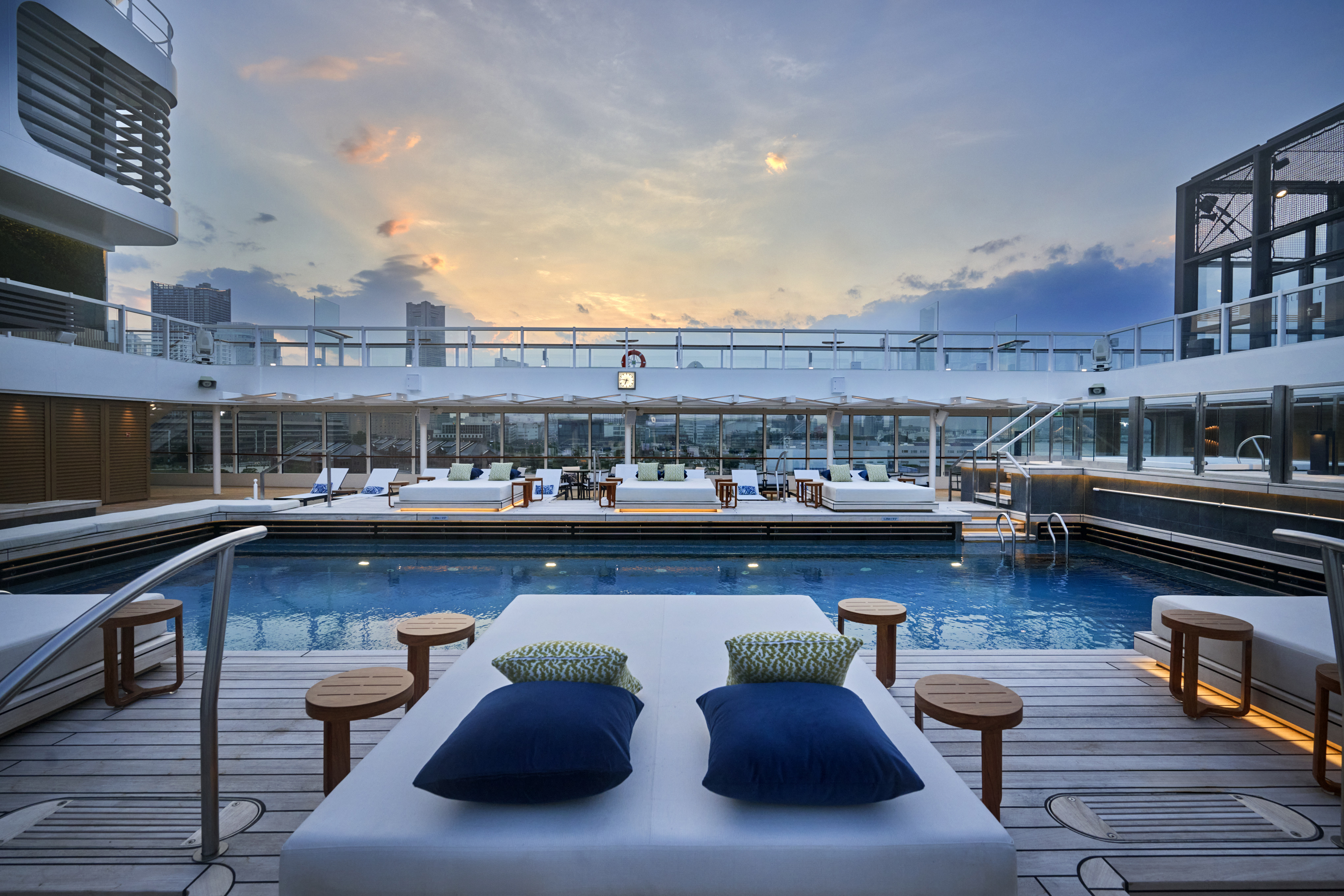 アルバトロプール　非日常の世界が広がる洋上のプール　木目の美しさウォールグリーンが癒しを演出します。