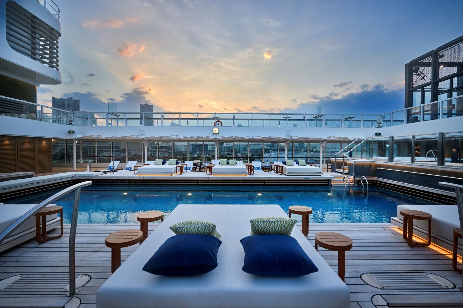 アルバトロプール　非日常の世界が広がる洋上のプール　木目の美しさウォールグリーンが癒しを演出します。